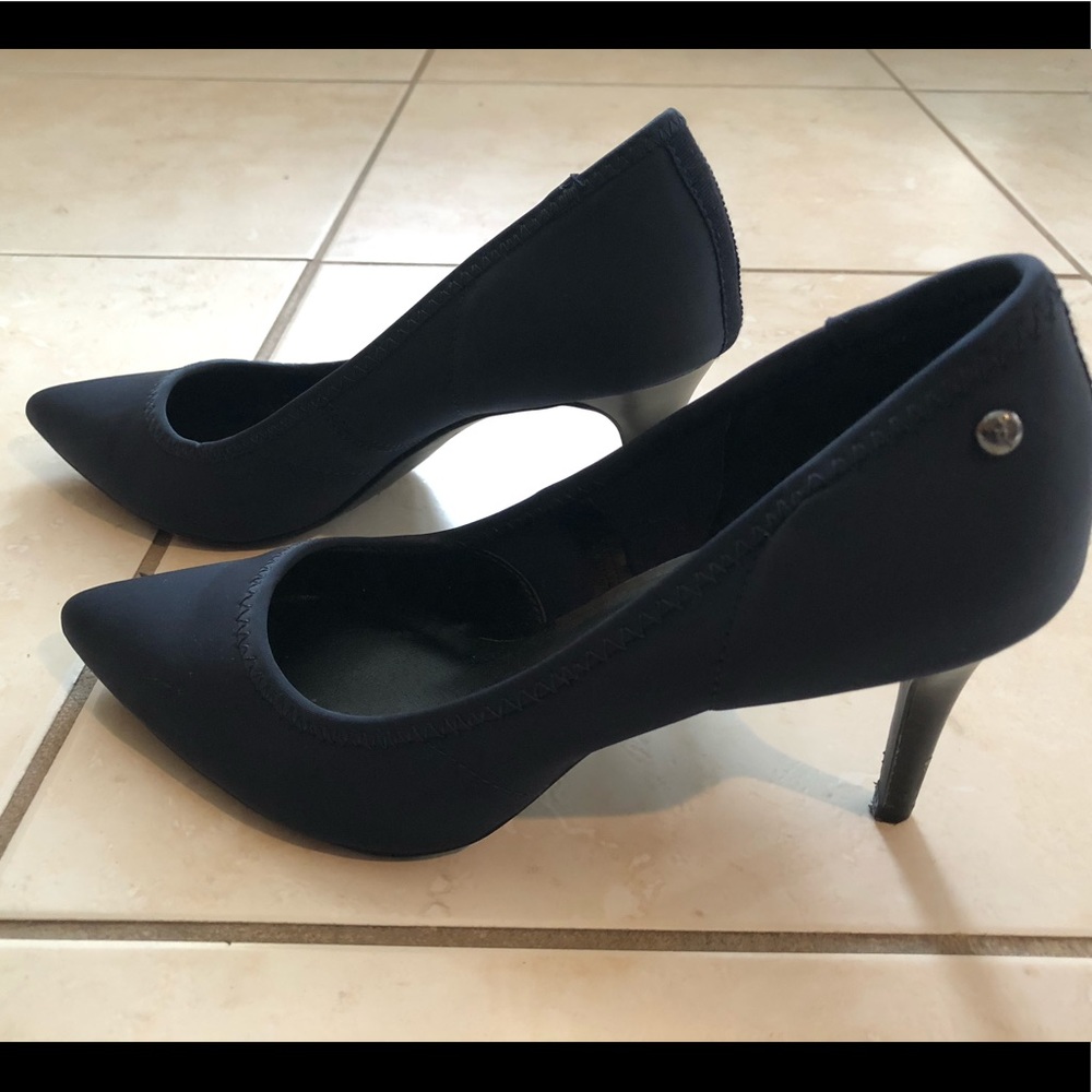 Simply Vera Wang Navy pump